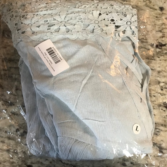 NWT! Beautiful Lacy Blouse - Picture 4 of 4